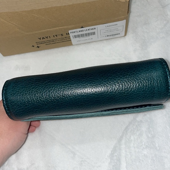 Portland Leather Lagoon Crossbody Bag - Picture 7 of 15